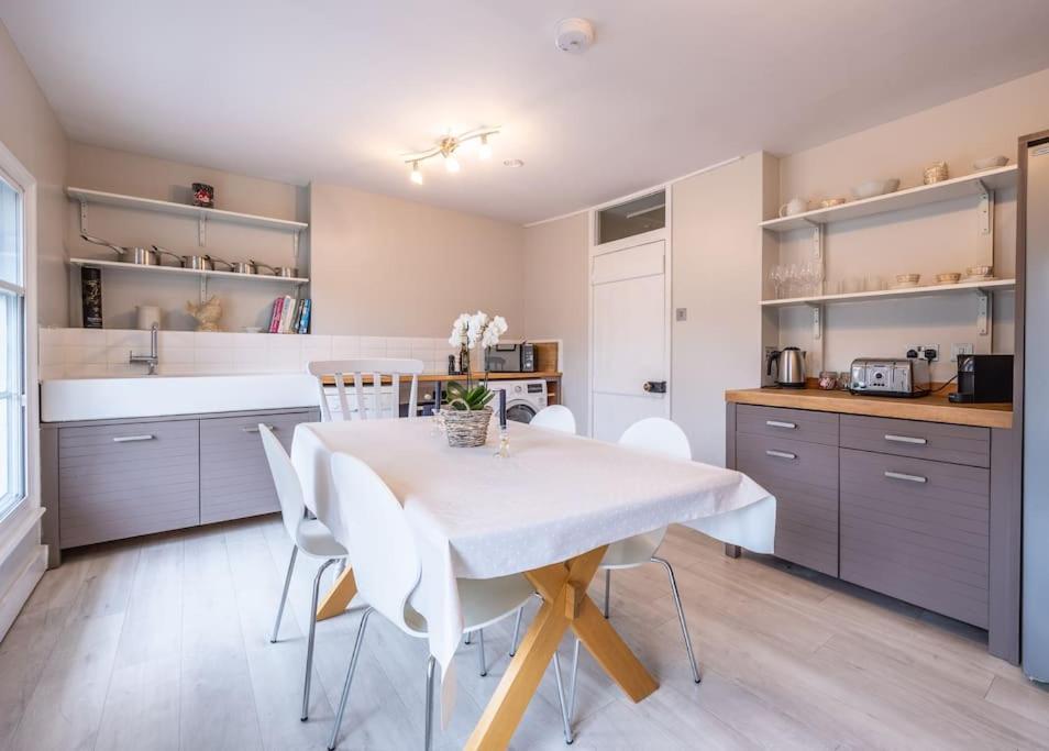 Beautiful & Spacious Retreat In 温切斯特 外观 照片